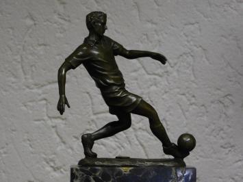 Een bronzen beeld / sculptuur van een voetbal speler, voetbalbeeld