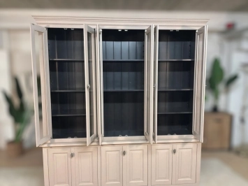 Buffet gris clair – 235 cm – grande vitrine avec vitres