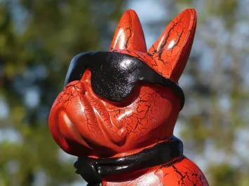Französische Bulldogge mit Sonnenbrille – rot – 35 cm
