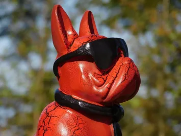 Franse bulldog beeld rood – zonnebril – polystone – 35 cm