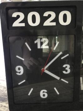 Eine ByBoo Uhr mit Jahr, Datum und Uhrzeit, kann stehen, aber auch an der Wand montiert werden