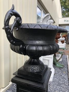 Gusseiserne Vase auf gusseiserner Säule, schwer und robust