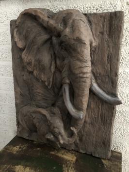 Wandornament woodlook met 3 D afbeelding van 2 olifanten, polystone-wood..