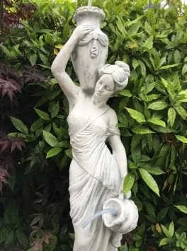 Waterornament waterkruiken - staande vrouw - tuinbeeld