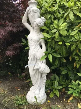 Waterornament waterkruiken - staande vrouw - tuinbeeld