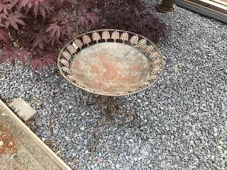 Ein tolles Dekorationsstück für Ihren Garten, Vogeltränke, aus Metall