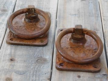 Grandes bagues rustiques en guise de fermetures de portes et de portes à battants