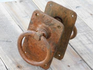 Grandes bagues rustiques en guise de fermetures de portes et de portes à battants