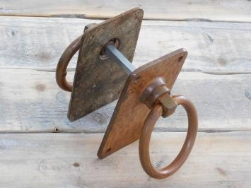 Grandes bagues rustiques en guise de fermetures de portes et de portes à battants