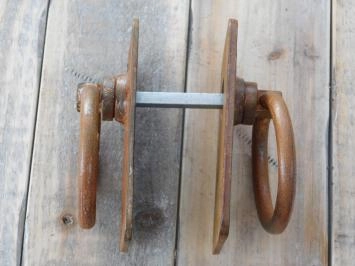 Grandes bagues rustiques en guise de fermetures de portes et de portes à battants