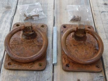 Grandes bagues rustiques en guise de fermetures de portes et de portes à battants