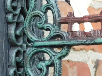 Türklingel mit Pferd – weißes Gusseisen – Vintage-Wandklingel