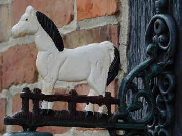 Sonnette avec un cheval – fonte blanche – sonnette murale vintage