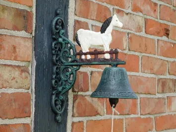 Sonnette avec un cheval – fonte blanche – sonnette murale vintage