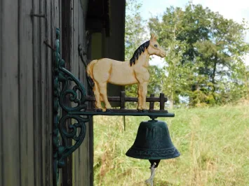Deurbel met paard – blond gietijzer – vintage wandbel