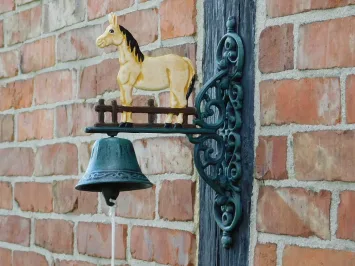 Türklingel mit Pferd – blondes Gusseisen – Vintage-Wandklingel