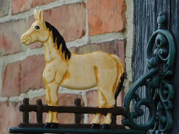 Türklingel mit Pferd – blondes Gusseisen – Vintage-Wandklingel