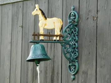 Sonnette murale vintage avec cheval – en fonte blonde – vintage