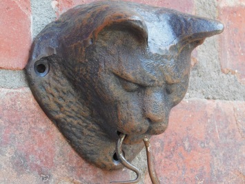 Deurklopper poes met muis – gietijzer – uniek en duurzaam
