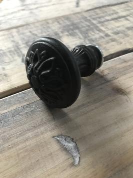 1 deurknop Ponto, van antieke ijzeren, incl. bout, 8 x 10 cm, vast staand.