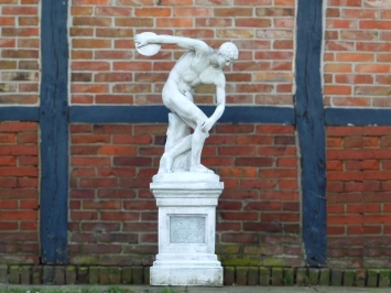 Discuswerper tuinbeeld op sokkel - steen - 155 cm - klassiek wit