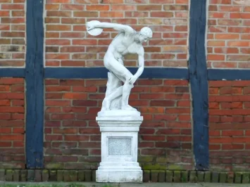 Discuswerper tuinbeeld op sokkel - steen - 155 cm - klassiek wit