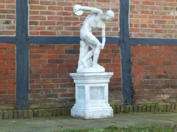 Discuswerper tuinbeeld op sokkel - steen - 155 cm - klassiek wit