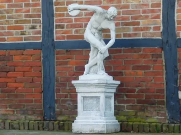 Discuswerper tuinbeeld op sokkel - steen - 155 cm - klassiek wit
