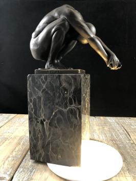 Een bronzen beeld/sculptuur van een duikende man, 'THE DIVE'