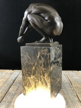 Een bronzen beeld/sculptuur van een duikende man, 'THE DIVE'