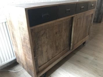Buffet fin à 2 portes coulissantes et 4 tiroirs, avec roulettes en fer