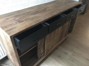 Buffet fin à 2 portes coulissantes et 4 tiroirs, avec roulettes en fer