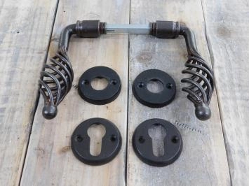 Ensemble de quincaillerie de porte en fer ancien - 2 poignées, 2 rosaces de serrure, 2 rosaces de pêne - PZ pour serrure à cylindre