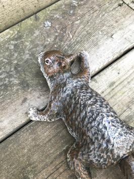 Ein kletterndes Eichhörnchen, aus Gusseisen, Wanddekoration