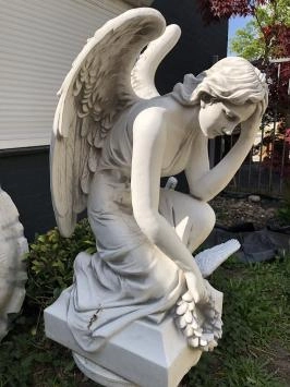 Ange à genoux - statue en pierre - 82 cm - avec couronne