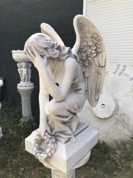 Ange à genoux - statue en pierre - 82 cm - avec couronne