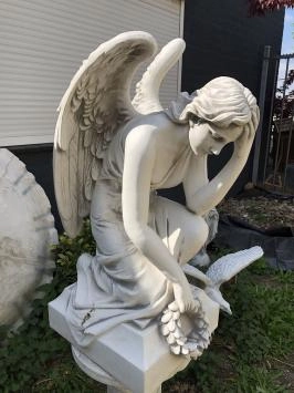 Ange à genoux - statue en pierre - 82 cm - avec couronne