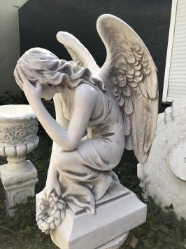Ange à genoux - statue en pierre - 82 cm - avec couronne