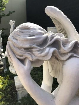 Ange à genoux - statue en pierre - 82 cm - avec couronne