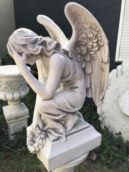 Ange à genoux - statue en pierre - 82 cm - avec couronne