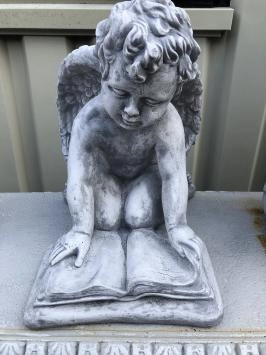 Ange avec livre - statue en pierre - 29 cm - plaque de texte