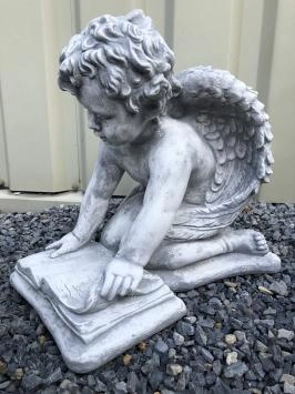 Ange avec livre - statue en pierre - 29 cm - plaque de texte
