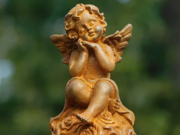 Engel beeld gietijzer – 15,5 cm – engel met rozen – rustiek