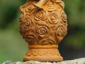 Engelsfigur aus Gusseisen – 15,5 cm – Engel mit Rosen – rustikal