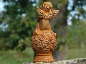 Gietijzeren engel op bol met rozen – 15,5 cm – rustiek