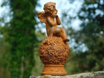 Ange en fonte sur sphère orné de roses – style rustique