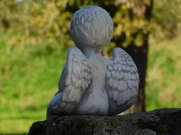 Ange assis - statue en pierre - 20 cm - décoration de jardin