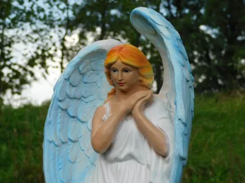 Farbige Engelfigur aus Polystone mit hellblauen Flügeln – 80 cm