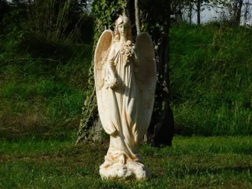 Crème-wit engelenbeeld van polystone – 70 cm hoog – klassiek