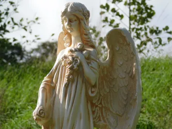 Engelsstatue aus cremeweißem Polystone – 70 cm hoch – klassisch